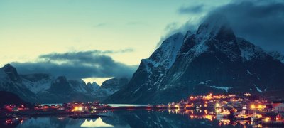 Fjord norvégien de nuit