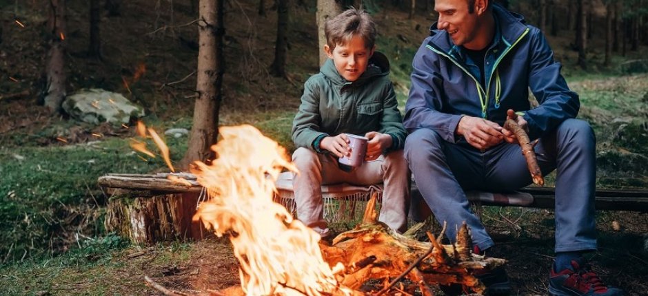 Moment convivial autour d'un feu de bois
