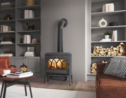 Poêle en fonte dans un salon