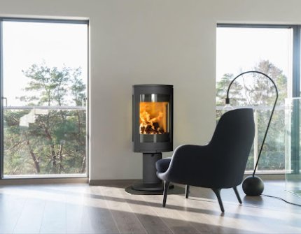 Fauteuil devant un poêle dans une pièce lumineuse