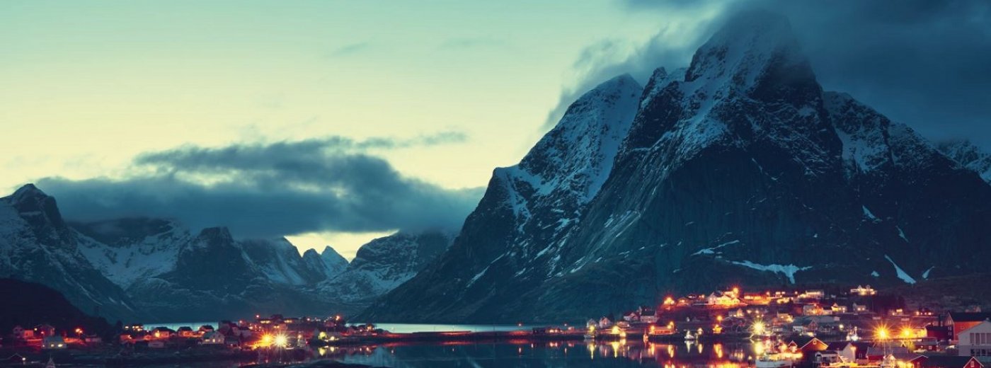 Fjord norvégien de nuit